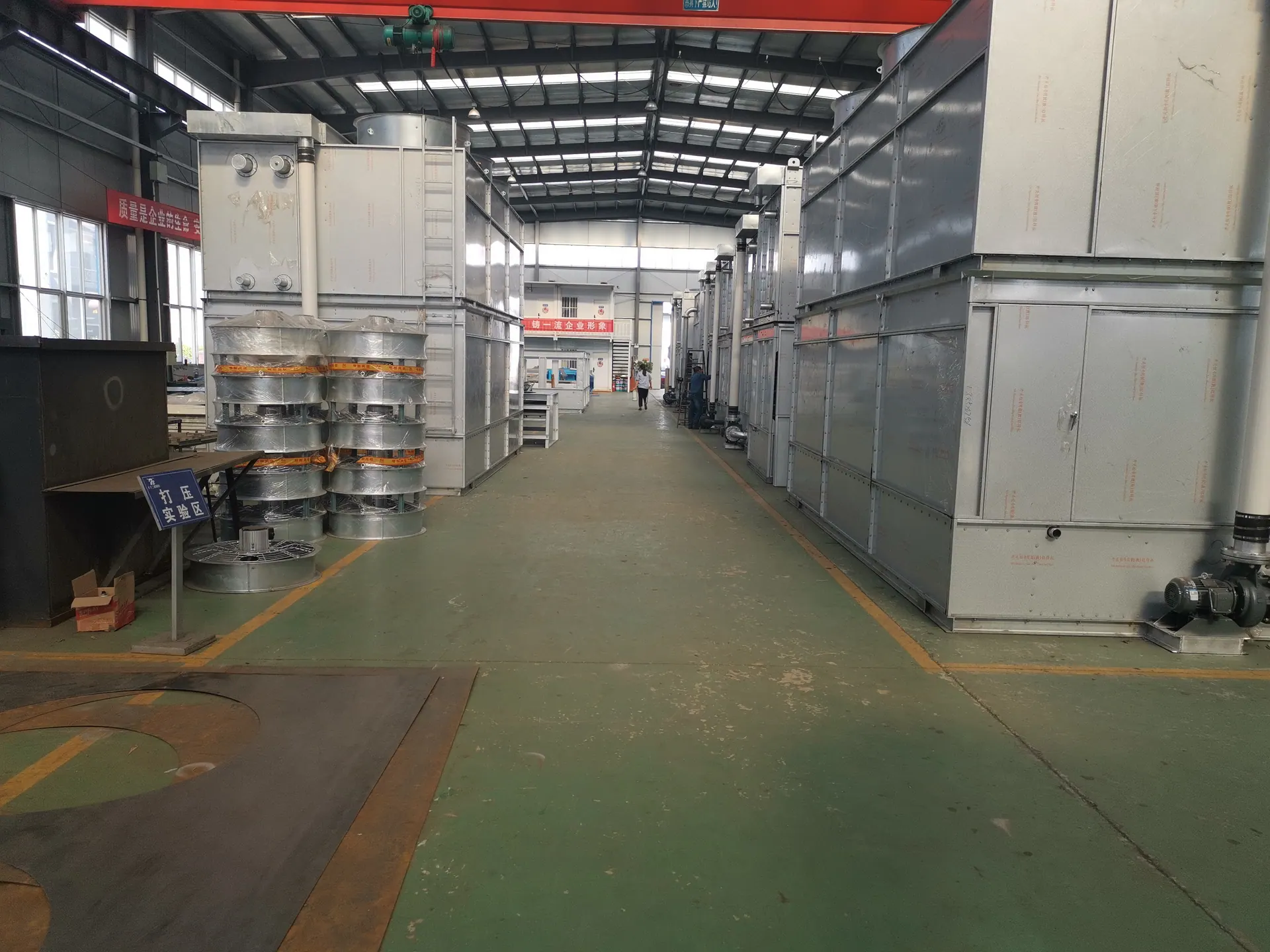 Closed cooling towers in production at the Huake factory